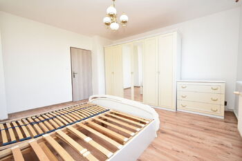Samostatná ložnice s okny do dvora.  - Pronájem bytu 3+1 v osobním vlastnictví 140 m², Otvovice