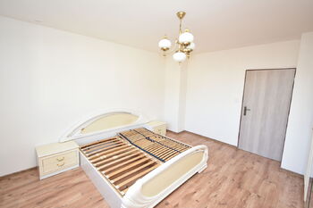 Samostatná ložnice s okny do dvora.  - Pronájem bytu 3+1 v osobním vlastnictví 140 m², Otvovice