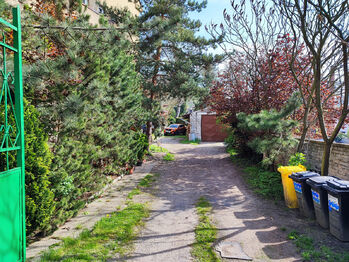 Vjezd do dvora. Uzavřený objekt. Popelnice pro každý byt na dvoře.  - Pronájem bytu 3+1 v osobním vlastnictví 140 m², Otvovice