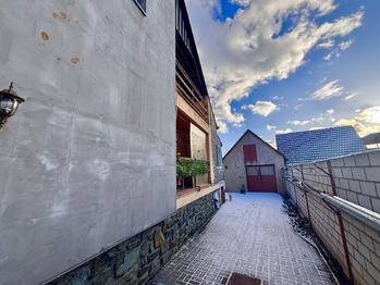 Vjezd do dvora - Prodej domu 259 m², Opatovice