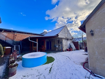 Dvůr s pergolou - Prodej domu 259 m², Opatovice