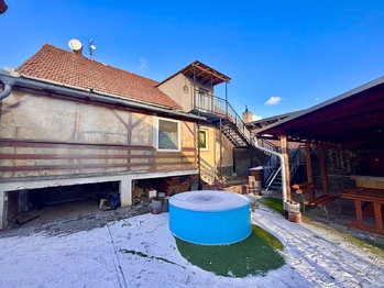 Dvůr pohled na vstup do 1.NP - Prodej domu 259 m², Opatovice