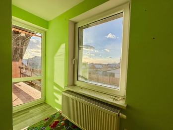 Dětský pokoj vstup na balkon - Prodej domu 259 m², Opatovice