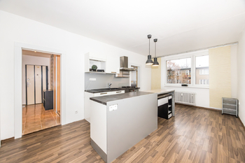 Kuchyně a chodba - Pronájem bytu 2+1 v osobním vlastnictví 63 m², Litvínov