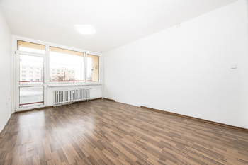 Obývací pokoj s lodžií - Pronájem bytu 2+1 v osobním vlastnictví 63 m², Litvínov