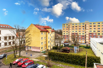 Výhled z obývacího pokoje - Pronájem bytu 2+1 v osobním vlastnictví 63 m², Litvínov