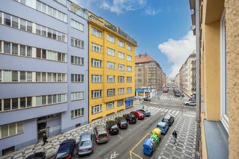Výhled do ulice - Prodej bytu 1+1 v družstevním vlastnictví 43 m², Praha 7 - Holešovice