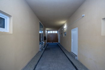 Průchod - Prodej bytu 1+1 v družstevním vlastnictví 43 m², Praha 7 - Holešovice