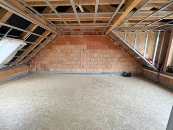 Podkroví aktuální stav - Prodej domu 120 m², Týnec nad Labem