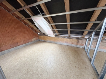 Podkroví aktuální stav - Prodej domu 120 m², Týnec nad Labem