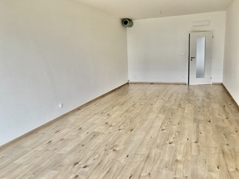 Obývací pokoj s kuchyňským koutem - Prodej bytu 2+kk v osobním vlastnictví 67 m², Praha 9 - Dolní Počernice