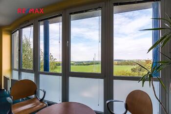 výhled z kanceláře vedení - Pronájem kancelářských prostor 2325 m², Strančice