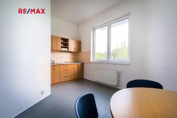 kuchyňka (v každém patře) - Pronájem kancelářských prostor 2325 m², Strančice