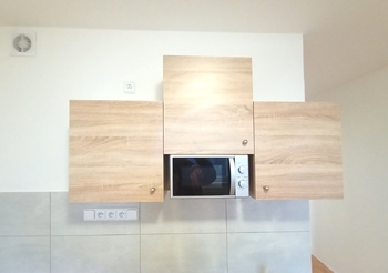 V horní části je mikrovlná trouba, - Pronájem bytu 1+kk v osobním vlastnictví 19 m², Lubná