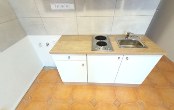 v dolní potom plotýnkový vařič. - Pronájem bytu 1+kk v osobním vlastnictví 19 m², Lubná