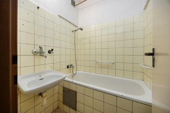 Koupelna - Prodej bytu 2+kk v družstevním vlastnictví 43 m², Praha 7 - Holešovice