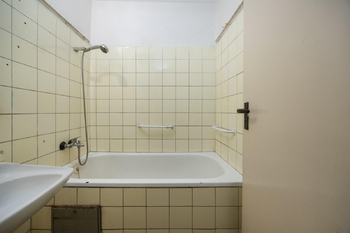Koupelna - Prodej bytu 2+kk v družstevním vlastnictví 43 m², Praha 7 - Holešovice