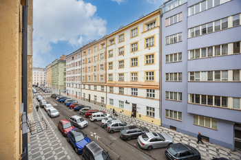 Výhled do ulice - Prodej bytu 2+kk v družstevním vlastnictví 43 m², Praha 7 - Holešovice
