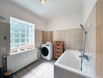 Koupelna v 1.NP - Prodej domu 111 m², Kyselka