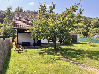 Pohled na dům s verandou - Prodej domu 111 m², Kyselka