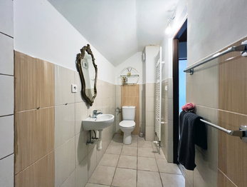 WC v 2.NP - Prodej domu 111 m², Kyselka