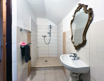 Koupelna v 2. NP - Prodej domu 111 m², Kyselka