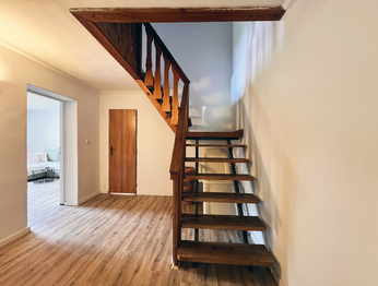 Schodiště dole - Prodej domu 111 m², Kyselka