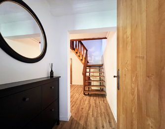 Vstup z předsíně do chodby - Prodej domu 111 m², Kyselka