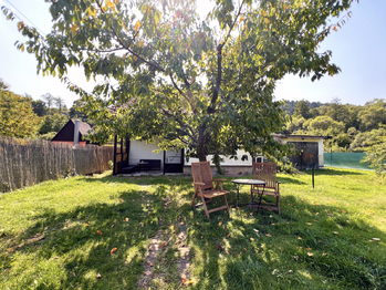 Posezení na zahradě - Prodej domu 111 m², Kyselka
