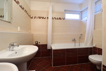 Koupelna - Pronájem bytu 3+kk v osobním vlastnictví 64 m², Praha 10 - Horní Měcholupy