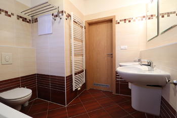 Koupelna - Pronájem bytu 3+kk v osobním vlastnictví 64 m², Praha 10 - Horní Měcholupy