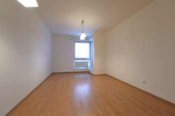 Obývací pokoj + kk - Pronájem bytu 3+kk v osobním vlastnictví 64 m², Praha 10 - Horní Měcholupy