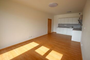 obývací pokoj s kuchyňským koutem - Pronájem bytu 2+kk v osobním vlastnictví 53 m², České Budějovice