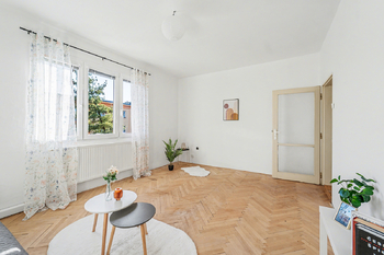 Obývací pokoj - Prodej bytu 2+1 v osobním vlastnictví 50 m², Praha 10 - Strašnice