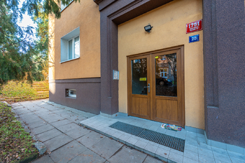 Vstup do domu - Prodej bytu 2+1 v osobním vlastnictví 50 m², Praha 10 - Strašnice
