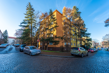 Pohled na dům - Prodej bytu 2+1 v osobním vlastnictví 50 m², Praha 10 - Strašnice