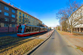 Zastávka tramvaje - Prodej bytu 2+1 v osobním vlastnictví 50 m², Praha 10 - Strašnice