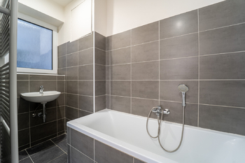 Koupelna s vanou - Pronájem bytu 2+1 v osobním vlastnictví 54 m², Kolín