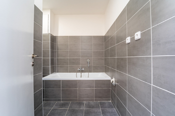 Koupelna s vanou - Pronájem bytu 2+1 v osobním vlastnictví 54 m², Kolín