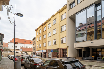 Pohled na dům v Zámecké ulici - Pronájem bytu 2+1 v osobním vlastnictví 54 m², Kolín