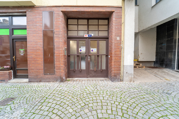 Vstup do domu - Pronájem bytu 2+1 v osobním vlastnictví 54 m², Kolín