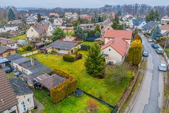 Pohled na dům a pozemek - Prodej domu 53 m², Kladno