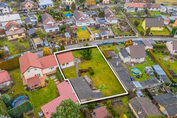 Pohled na dům a pozemek - Prodej domu 53 m², Kladno