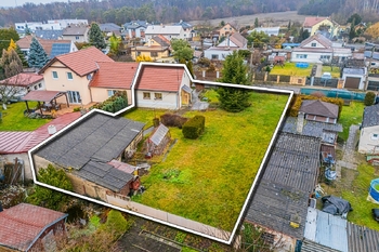 Pohled na dům a pozemek - Prodej domu 53 m², Kladno