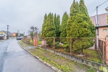 Pohled na zahradu z ulice - Prodej domu 53 m², Kladno