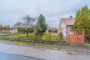 Pohled na dům a zahradu z ulice - Prodej domu 53 m², Kladno