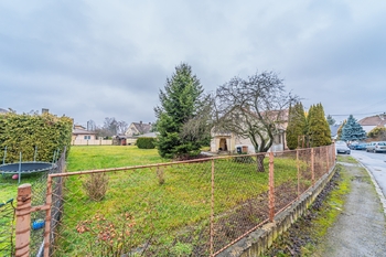 Pohled na dům a zahradu z ulice - Prodej domu 53 m², Kladno