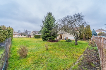 Pohled na zahradu - Prodej domu 53 m², Kladno