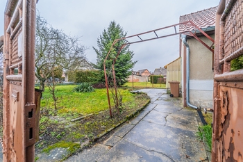 Pohled na dům a zahradu - Prodej domu 53 m², Kladno