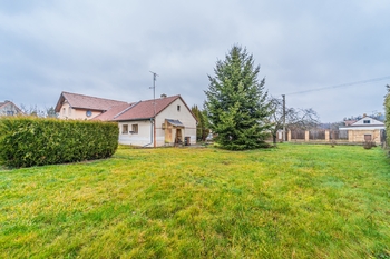 Pohled na zahradu z druhé strany - Prodej domu 53 m², Kladno